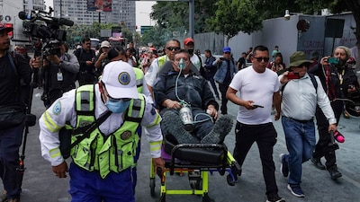 CIUDAD DE MÉXICO, 03JUNIO2026.- Integrantes de la Coordinadora Nacional de Trabajores de la Educación (CNTE), irrumpieron el exterior de las oficinas de la Secretaria de Educación Pública (SEP), ubicadas sobre Avenida Universidad.