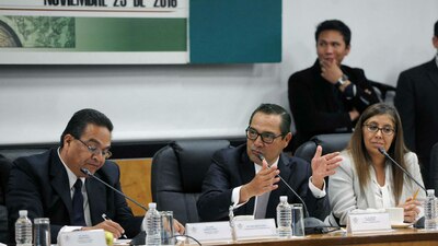 Luis Miranda Nava (centro) no la pasó nada bien al desglosar su trabajo en la Secretaría de Desarrollo Social