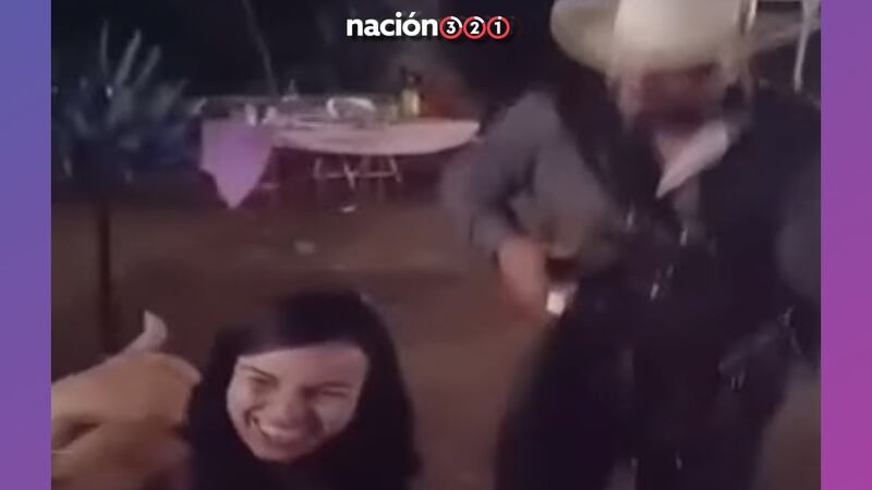 VIDEO: Captan a regidora de Tequila, Jalisco, escuchando un narcocorrido