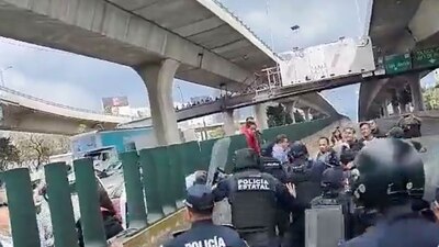Tras replegar a los maestros, pero ellos continúan con la protesta