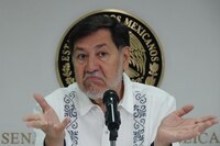 Captan a Noroña en la sala VIP del AICM, previo a irse de viaje