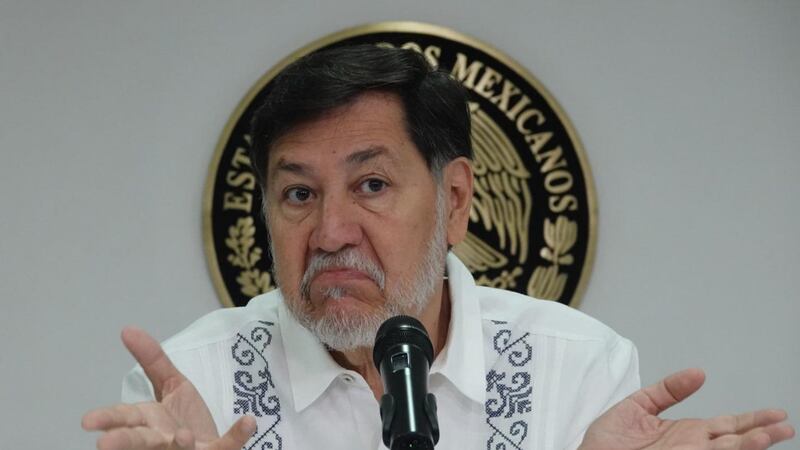 Captan a Noroña en la sala VIP del AICM, previo a irse de viaje