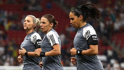Hicieron historia al arbitrar un partido de hombres