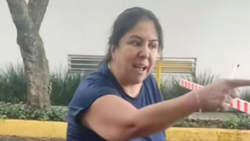 VIDEO: Mujer agrede a vigilantes de privada por traer ‘pulsera del diablo’, la apodan ‘Lady Satánica’