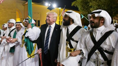 Sin una vestimenta tradicional, Trump disfrutó de una ceremonia de bienvenida en Arabia Saudia