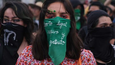 Tras contar con 15 votos en contra, 10 a favor y 5 abstenciones, se desecha el dictamen en materia de la ILE