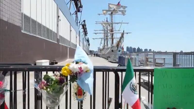 Ponen altar en NY para víctimas del Buque Cuauhtémoc con una virgen y flores