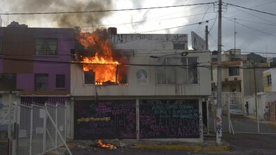 Activistas quemaron las instalaciones de las cuales fueron desalojadas con violencia
