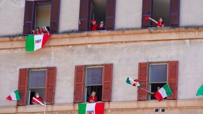 Para conmemorar los 75 años de la caída del fascismo, italianos entonaron la canción desde sus balcones