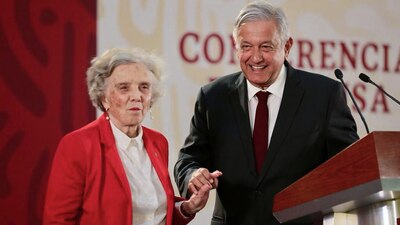 La escritora Elena Poniatowska acudió a la conferencia mañanera de AMLO
