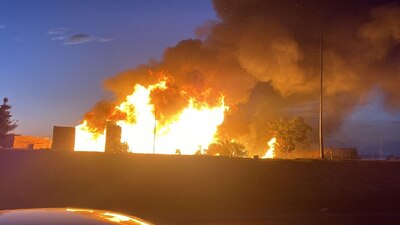 Reportes preliminares apuntan que son tarimas de madera las que se incendian