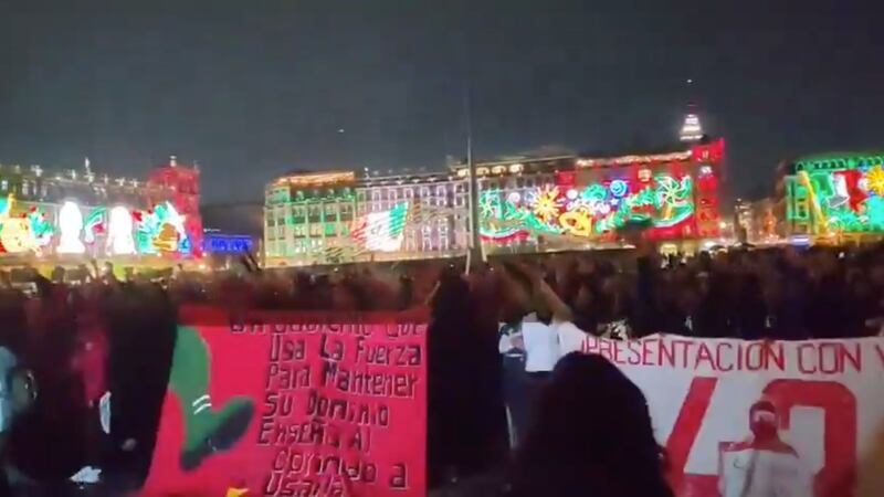 11 años de Ayotzinapa: Padres de los normalistas terminan marcha entonando el himno ‘Venceremos’