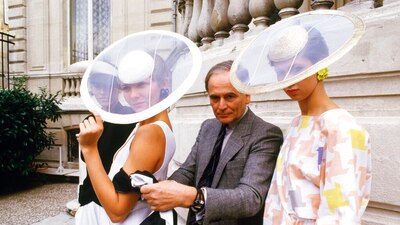 El diseñador de modas Pierre Cardin y dos modelos posan en París