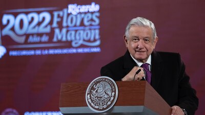 El mandatario aseguró que no habrá despidos ni bajas de salario tras la compra de la refinería
