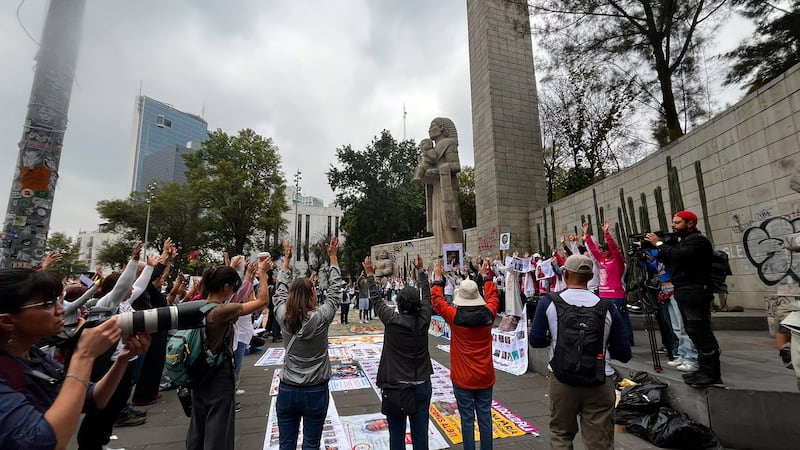 Madres buscadoras marchan en la CDMX; piden justicia por sus desaparecidos