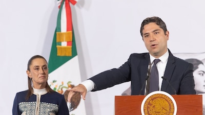 CIUDAD DE MÉXICO, 19ENERO2026.- Antonio Martínez Dagnino, titular del SAT, dio a conocer cuánto dinero se recaudó en el 2025 por concepto de impuestos. La Presidenta de México, Claudia Sheinbaum Pardo, también dio a conocer qué medidas se adoptarán para aumentar las recaudaciones tributarias. FOTO: MOISÉS PABLO/CUARTOSCURO.COM