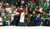 VIDEO: Aficionados se pelean en el partido de leyendas México-Brasil por un jersey