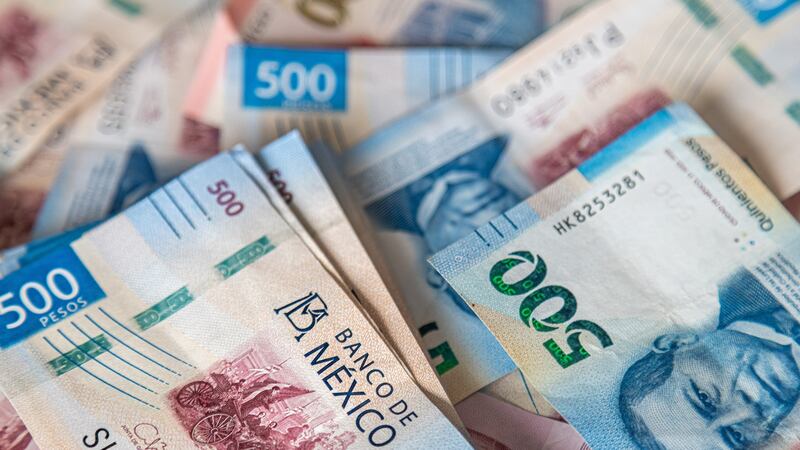 Anuncio de cese al fuego entre Irán e Israel da ‘empujón’ al peso mexicano y a la BMV