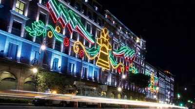 Las luces que adornan los alrededores del Zócalo de la Ciudad de México