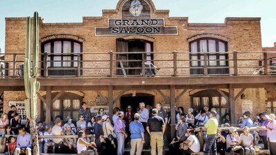 Una de las atracciones turísticas es la representación del viejo oeste