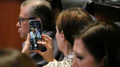 La panista Lilly Téllez suele documentar la actividad de sus compañeros en el Senado