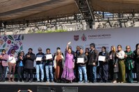 Brugada arranca la entrega de pensión para hombres de entre 60 y 64 años