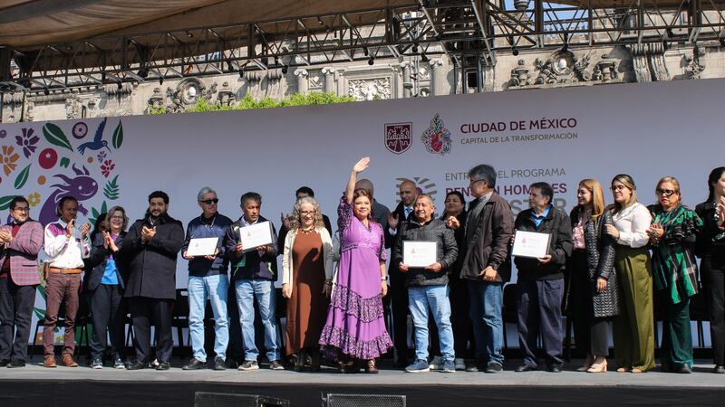 Brugada arranca la entrega de pensión para hombres de entre 60 y 64 años