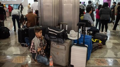Debido a las cancelaciones de vuelos, muchos usuarios han tenido que dormir en el aeropuerto