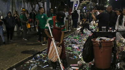 CIUDAD DE MÉXICO, 25JUNIO2026.- Personal de limpieza comenzó las labores de recolección de basura durante las primeras horas de la madrugada del jueves sobre Paseo de la Reforma y los alrededores del Ángel de la Independencia, tras las celebraciones por la victoria de la Selección Mexicana 3-0 ante Chequia. FOTO: CAMILA AYALA BENABIB / CUARTOSCURO.COM