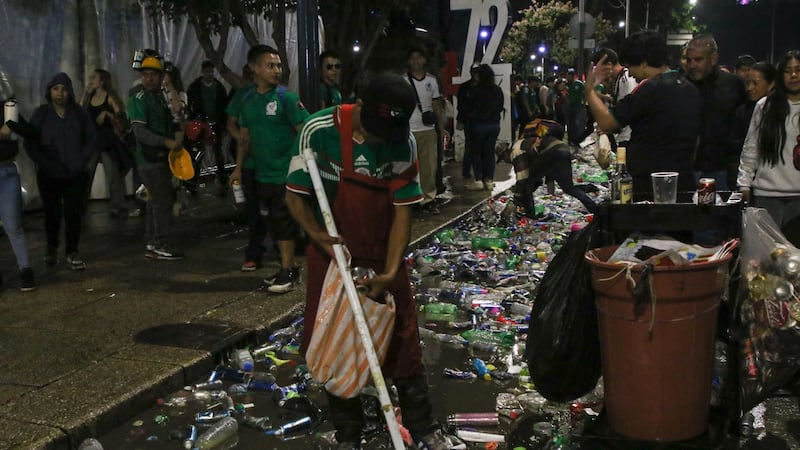 Basura y envases de alcohol inundaron las calles de CDMX tras el partido de México vs. Chequia
