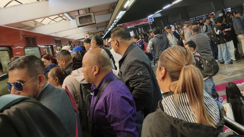 Usuarios del Metro reportan retrasos y alta afluencia en varias líneas del transporte