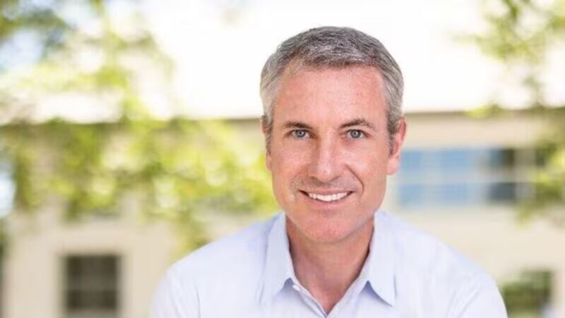 Andy Byron presenta su renuncia como CEO de Astronomer tras escándalo de presunta infidelidad