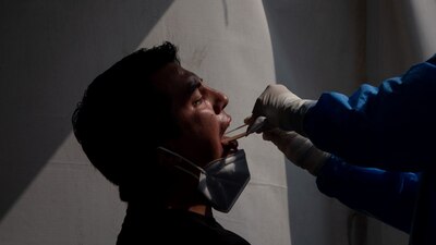 El mundo vive la tercera ola de COVID y la vacunación es vital para no enfermar gravemente