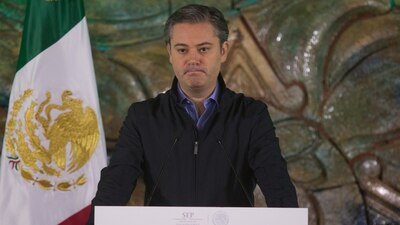 El extitular de la SEP fue señalado por el gobierno de AMLO con una cuenta ligada a bots