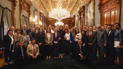 La Presidenta publicó una foto con gobernadores y funcionarios federales
