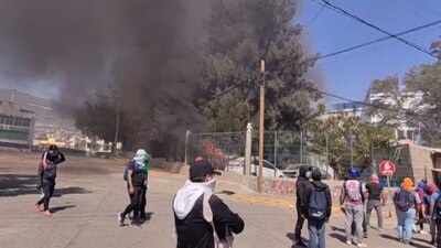 Los estudiantes de Ayotzinapa lanzaron petardos a las instalaciones