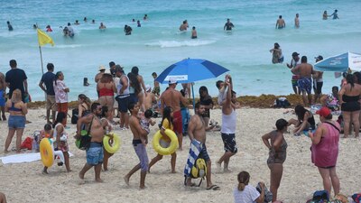 México no ha limitado quién puede volar durante la pandemia, por ello turistas han visitado los lugares en masa