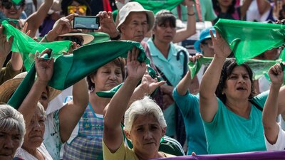 Un grupo de mujeres que apoya la legalización del aborto en todo el país