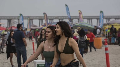 Dos mujeres en las Playas de Rosarito