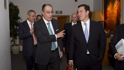 El ejecutivo de la BMV (izq) dio positivo de coronavirus tras un viaje a Vail, Colorado