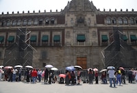 Fans llegan a Palacio Nacional tras el anuncio de Sheinbaum sobre la visita de BTS