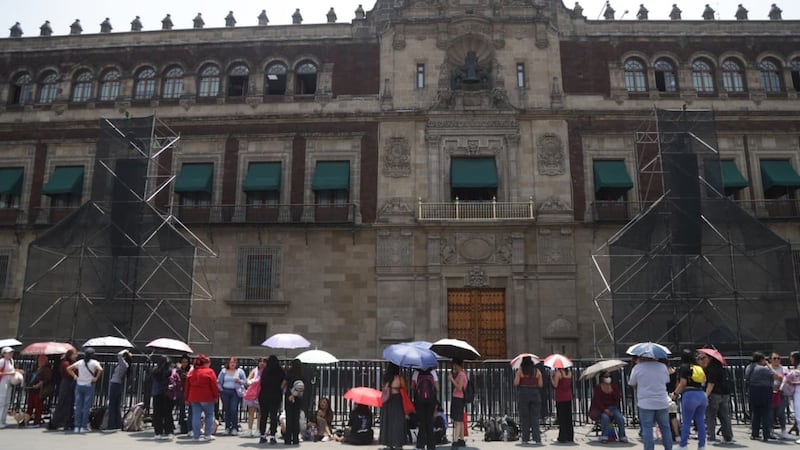 Fans llegan a Palacio Nacional tras el anuncio de Sheinbaum sobre la visita de BTS
