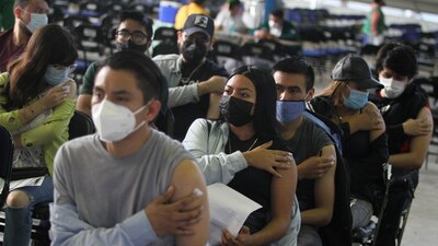 Los jóvenes necesitan llevar el comprobante de vacunación completo