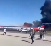 VIDEO: Evacuan a pasajeros de avión tras desperfecto que generó fuego en un ala, en Houston