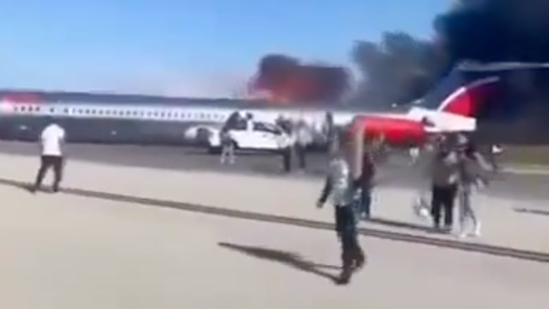 VIDEO: Evacuan a pasajeros de avión tras desperfecto que generó fuego en un ala, en Houston