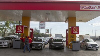 Las gasolineras del área metropolitana presentaron largas filas