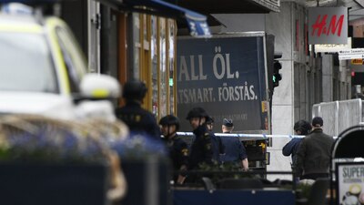 La furgoneta se estrelló contra una tienda departamental