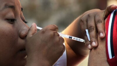 El virus del sarampión puede vivir hasta por dos horas en el aire donde una persona tose o estornuda.