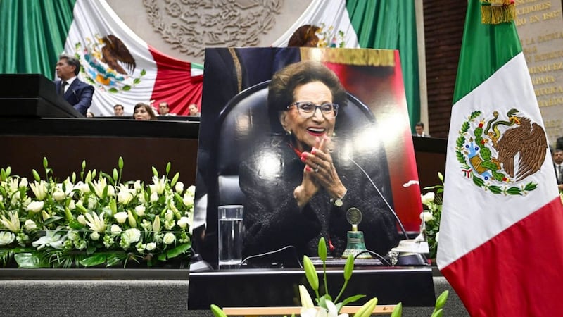 Avalan inscribir con letras de oro nombre de Ifigenia Martínez en el Senado
