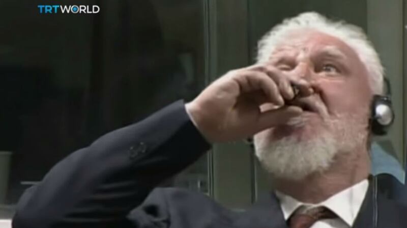 VIDEO: un criminal es declarado culpable y en ese momento se suicida